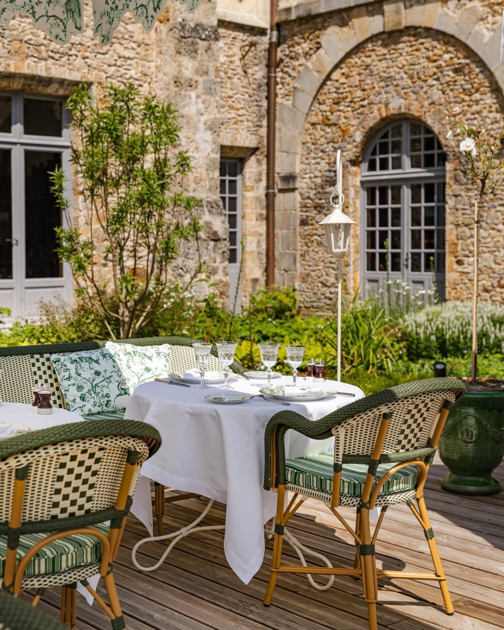 莊園裡有大片草坪環繞著湖泊