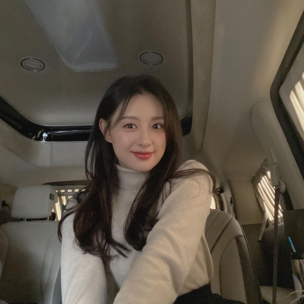 淡淡的眼妝配上氛圍感胭脂、水嫩的原生唇色就Ok