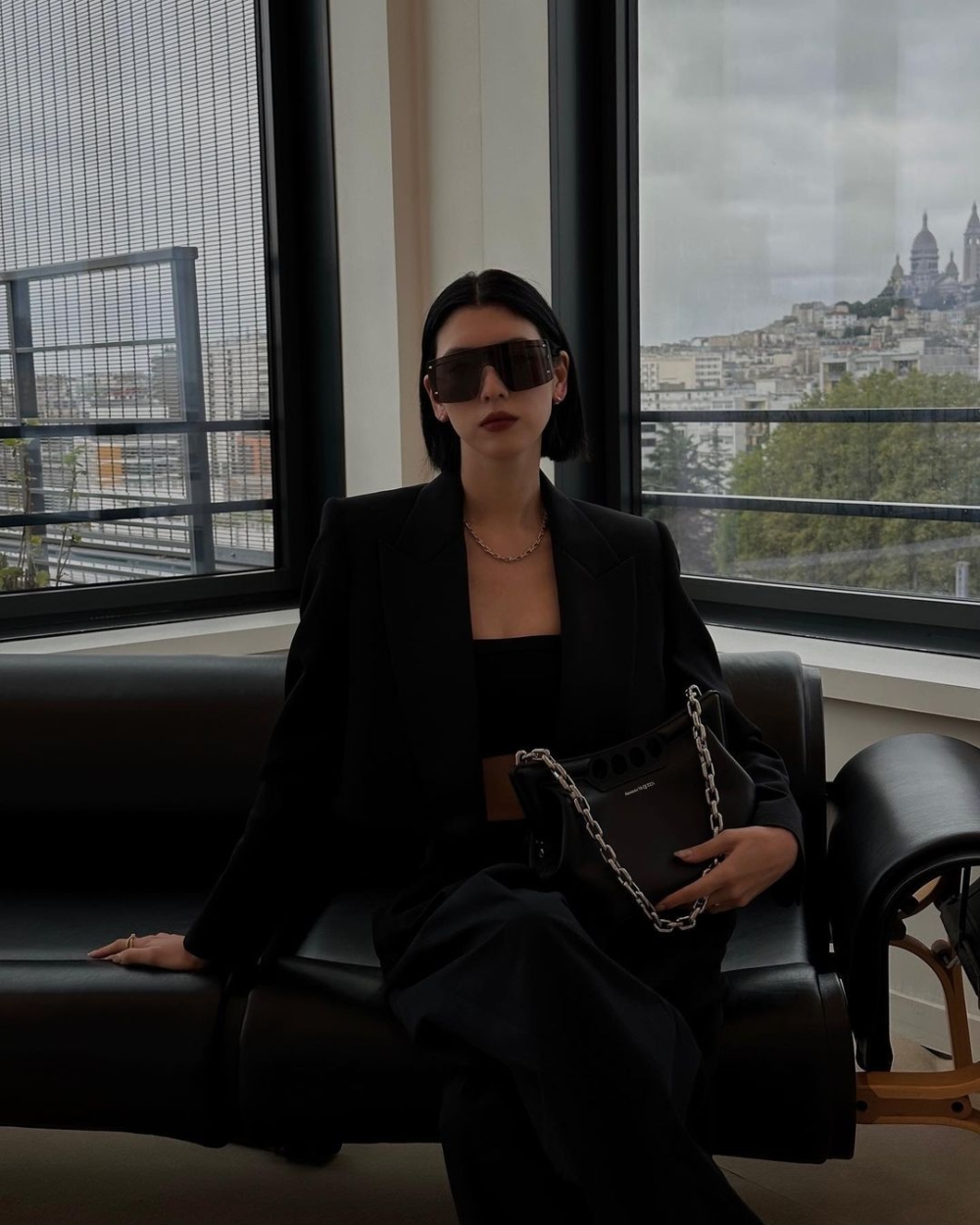 穿著正式時搭配墨鏡可以增加氣勢