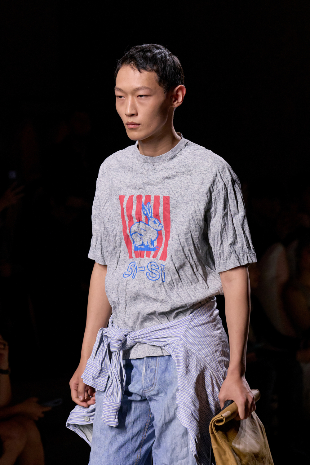 帶著皺褶的衣服回家，不如成人那樣體面，但卻保有稚氣的樣貌