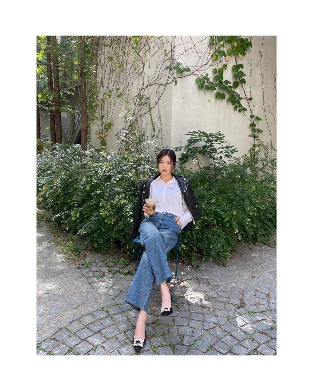 在基本款的襯衫外面搭上皮衣、平口上衣,使襯衫層次增加