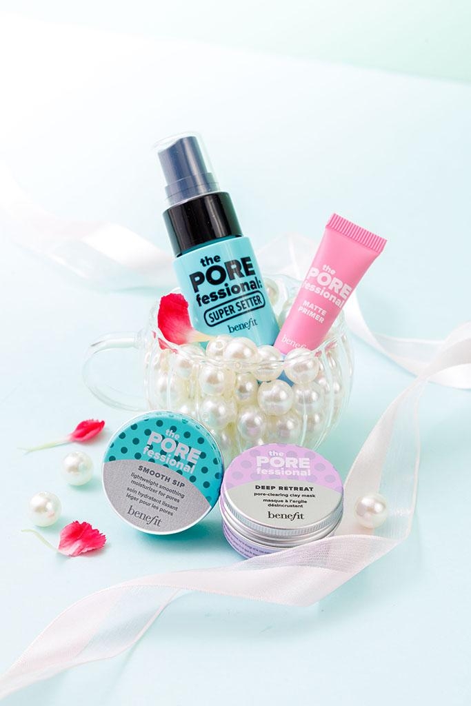 Benefit完美毛孔禮品套裝內有:The POREfessional 柔霧控油毛孔細緻霜 (3ml)、The POREfessional 強力無重定妝噴霧(15ml)、 The POREfessional 深層淨化毛孔泥膜(10ml)、The POREfessional 滑溜美肌輕感保濕霜(10ml)及免費蜜蠟唇部護理乙次(送完即止)。