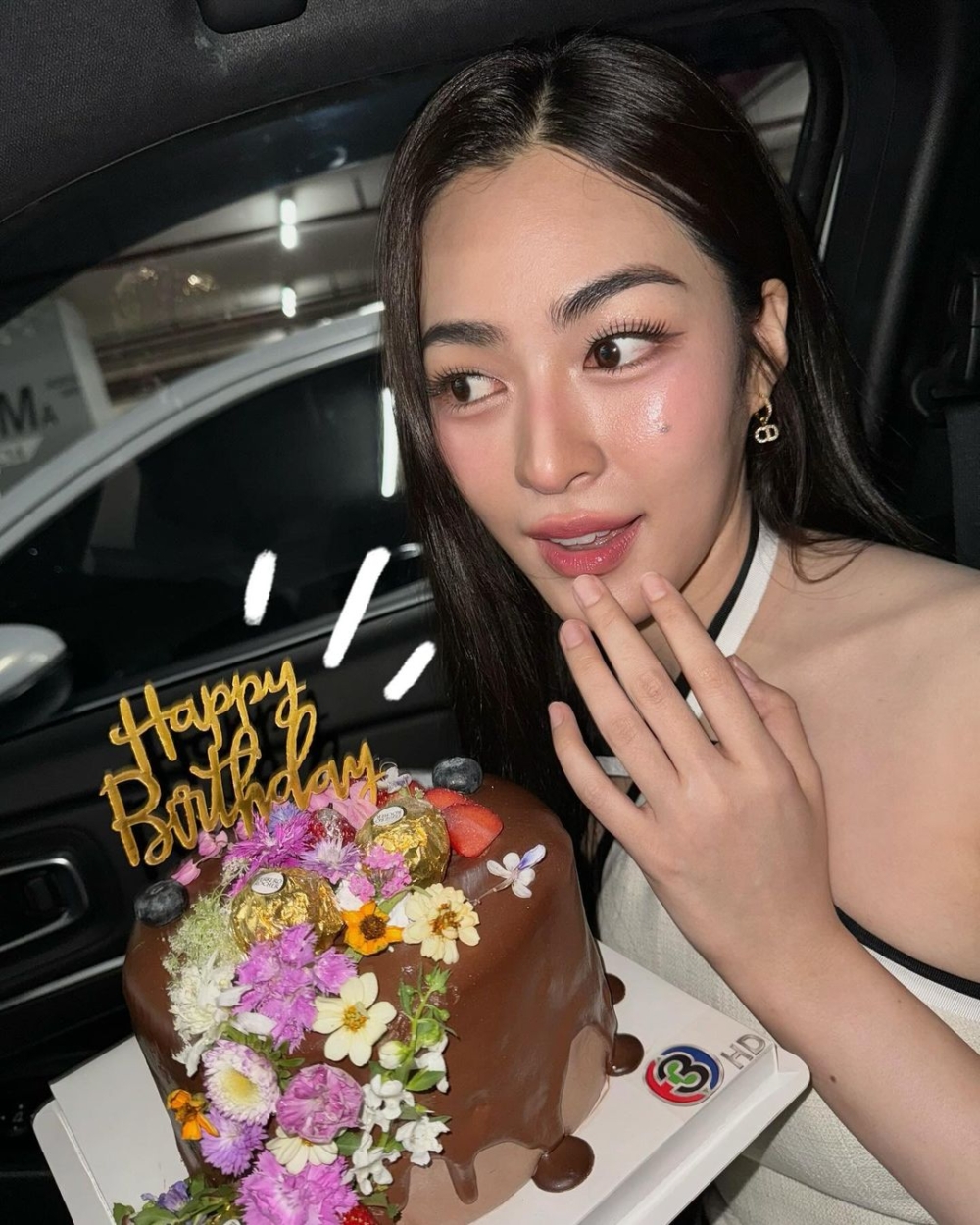 身為混血兒的鄺玲玲精通多種語言