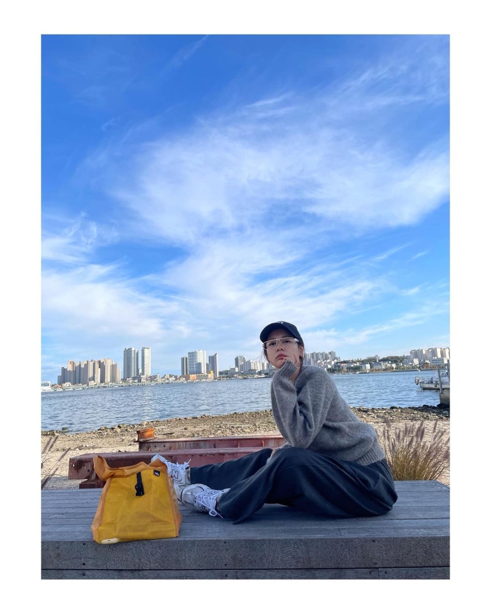 沈穩的黑灰色毛衣更加知性