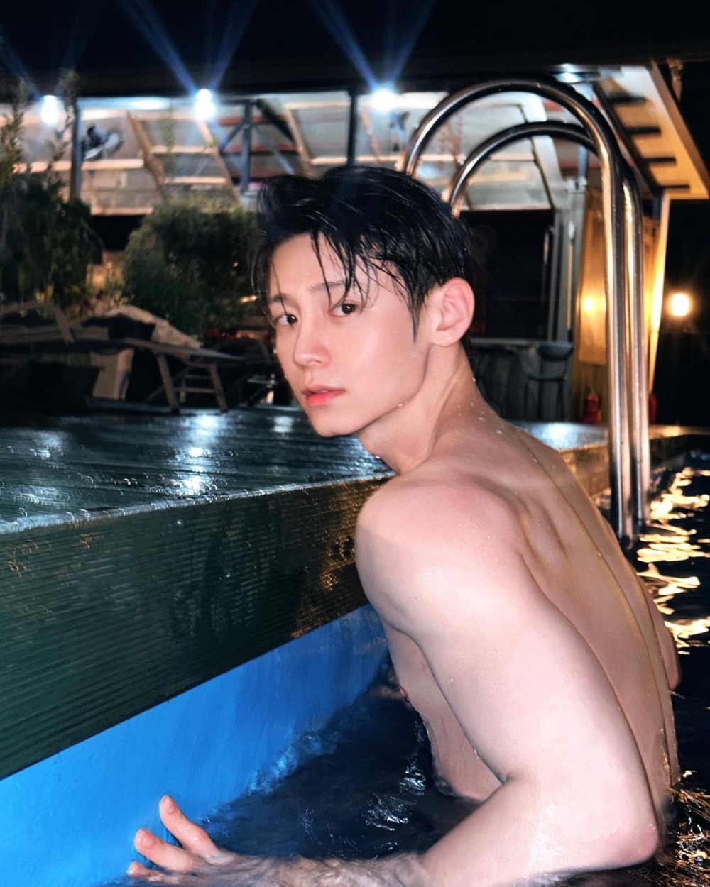 精緻帥氣的臉蛋加上晶瑩剔透的皮膚，絕對就是化妝品代言人的第一把交椅