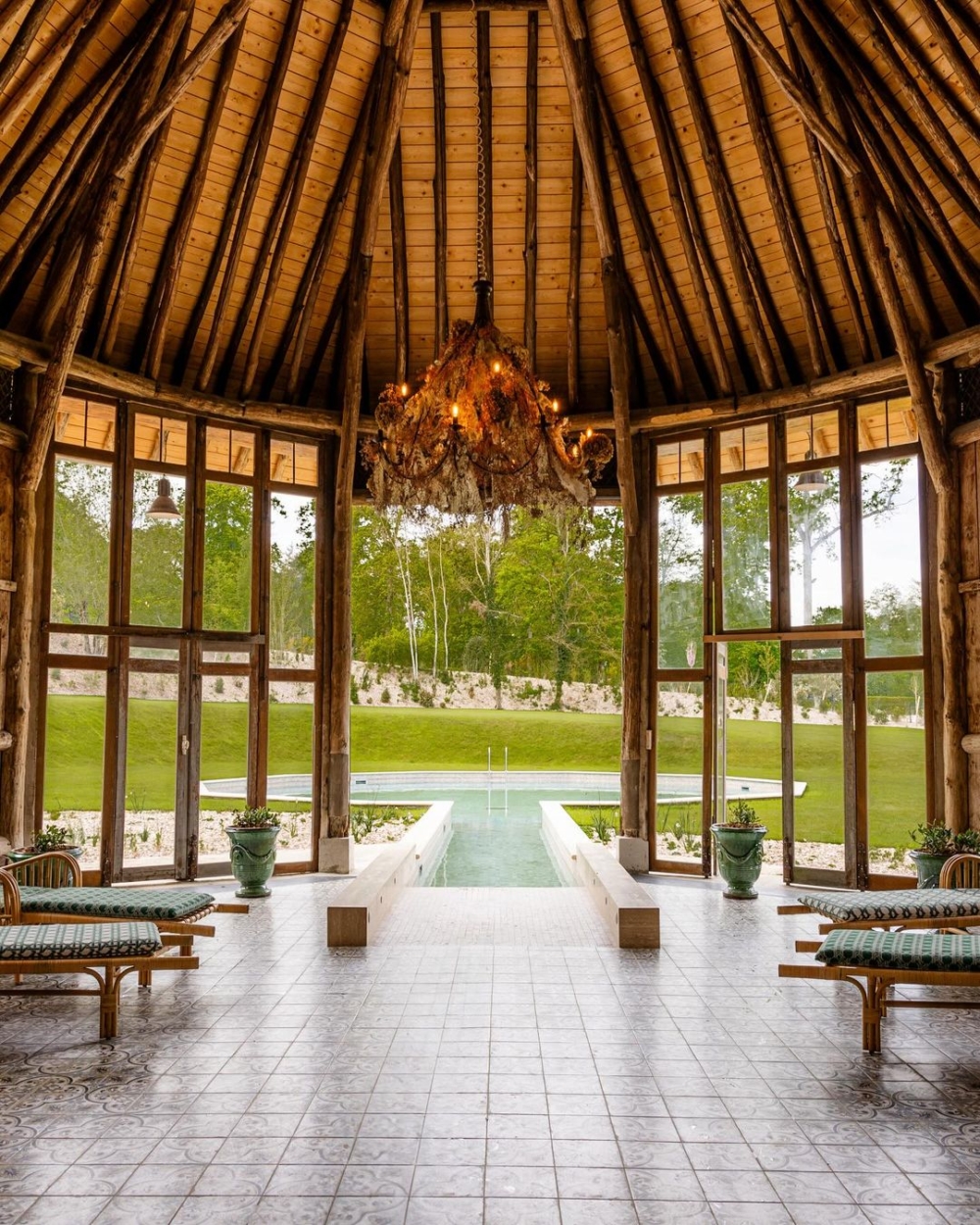 頂級水療中心可以看到外面一望無際的景色