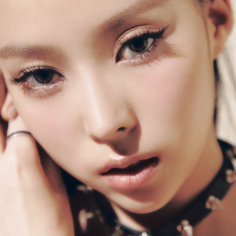 最後一位公開的成員Narin有著讓人無法忽視的貓系雙眼