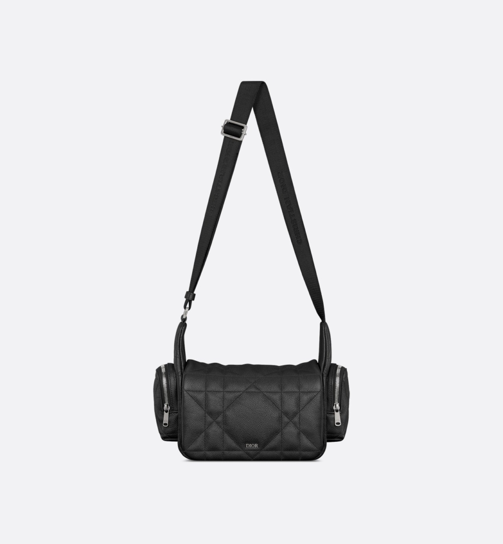 配備可調整長短的肩帶。