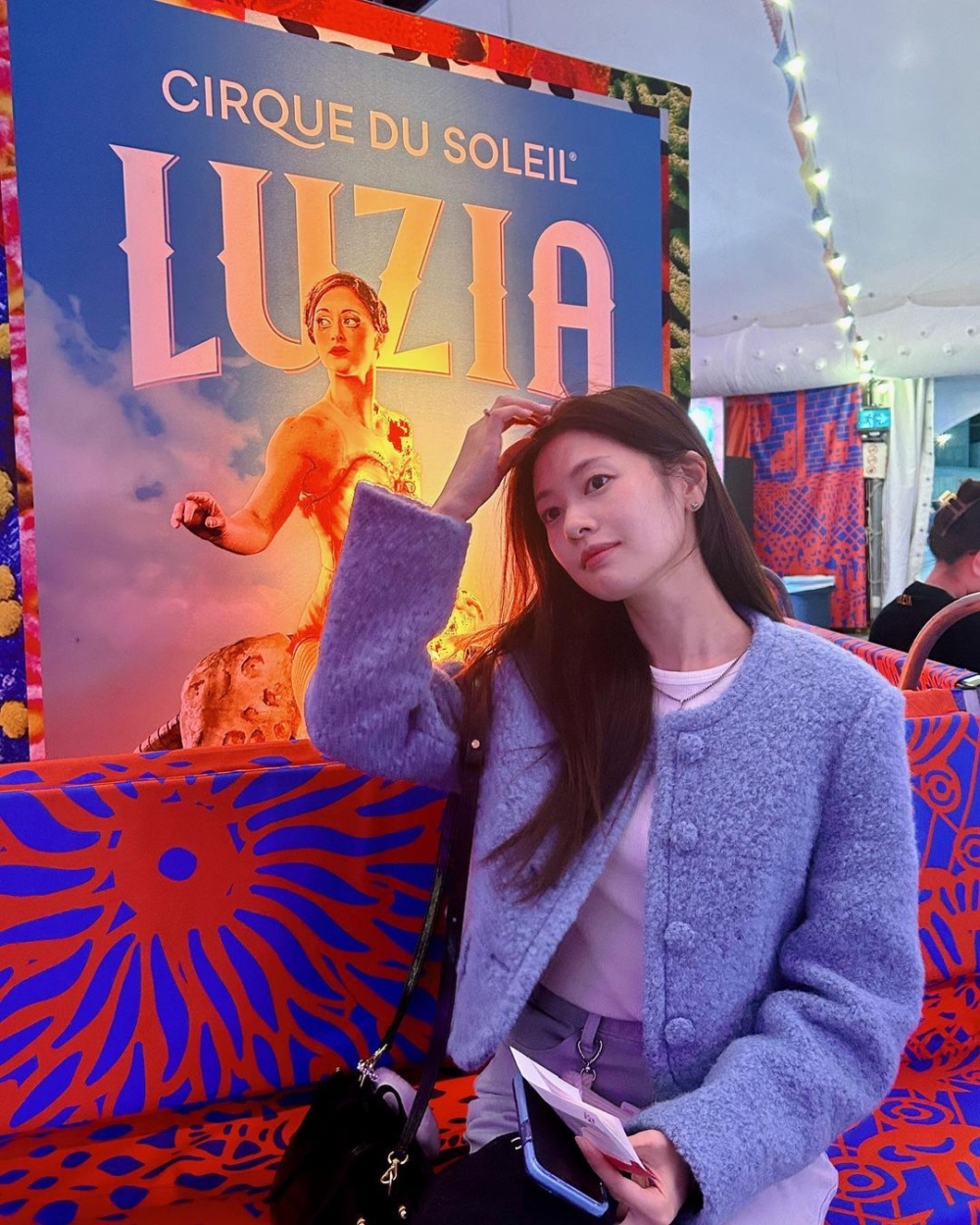 顏色加上細節,讓粗花呢外套的成熟感減少了一些