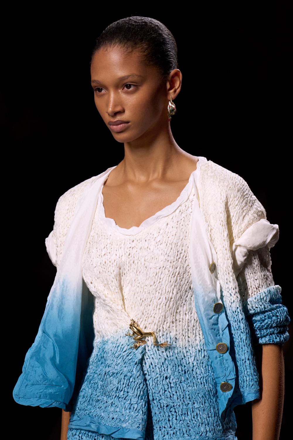 青蛙攀附在衣服上