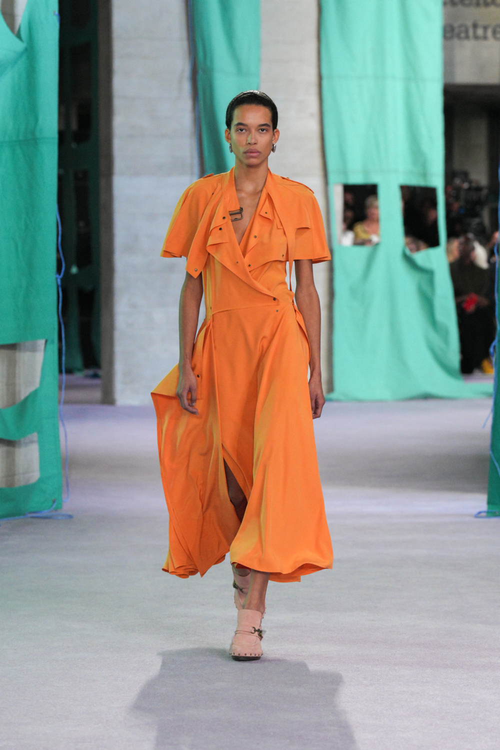 Burberry 2025夏季時裝秀