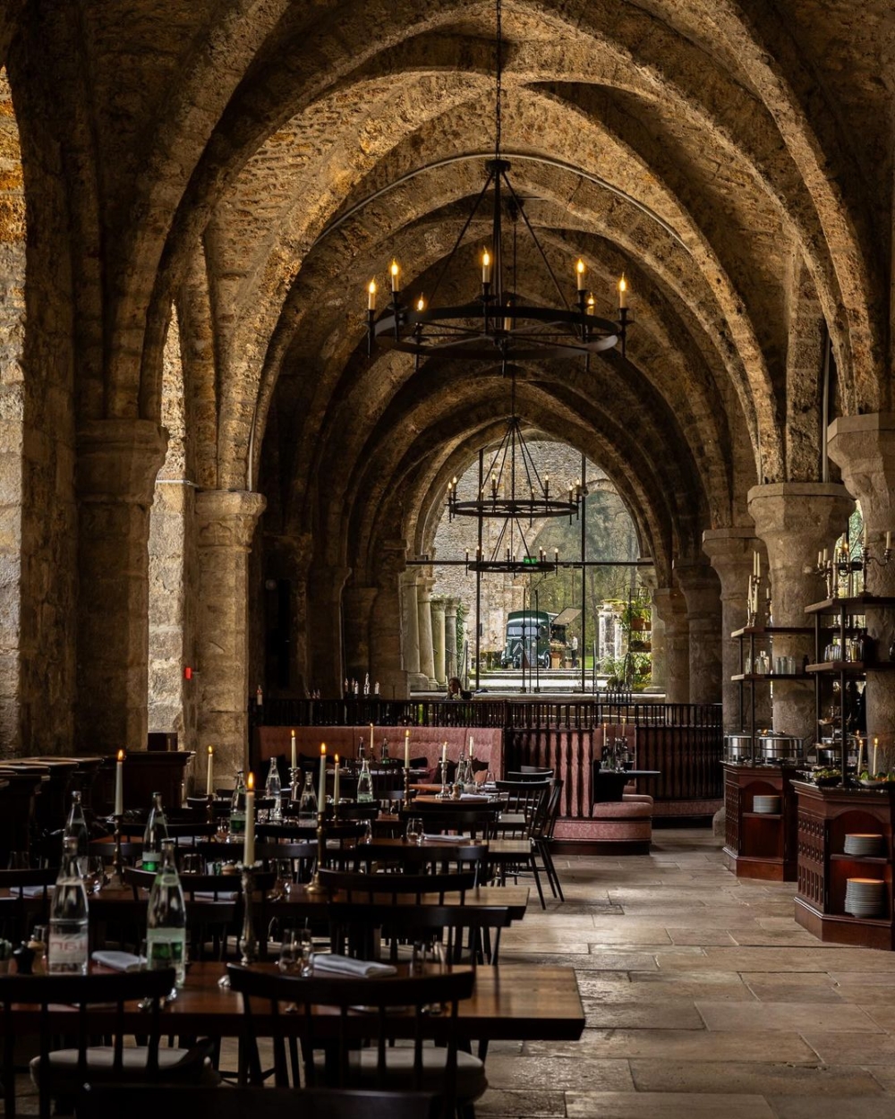 莊園餐廳的拱形屋頂及石牆