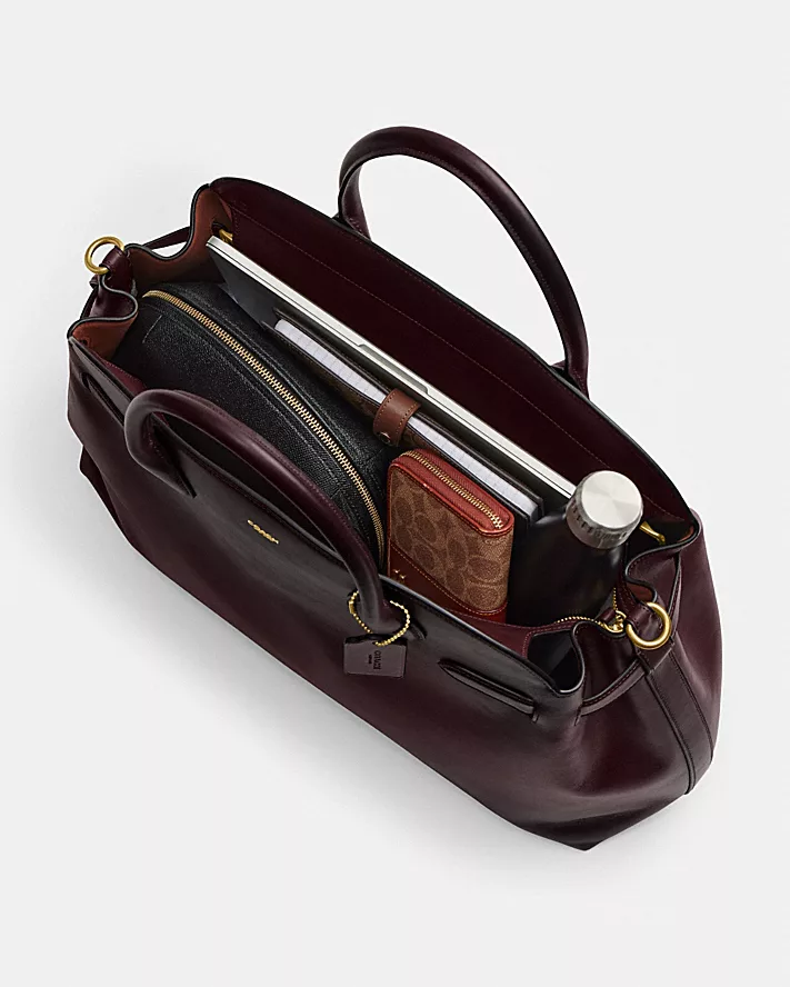 手袋頂部使用拉鍊閉合設計，方便收納物品