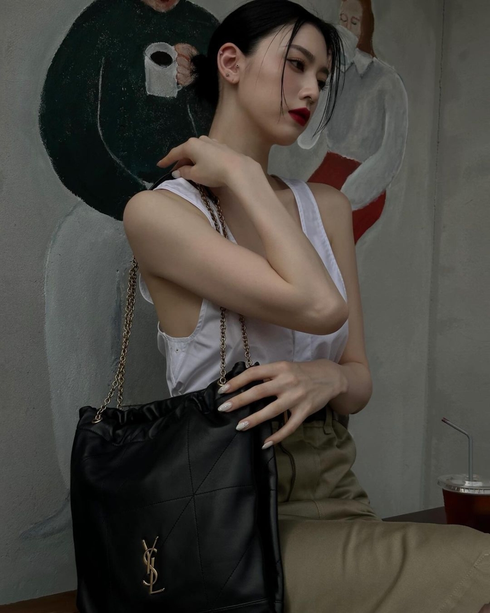 想要溫柔一點，則可以選擇白色系加上咖色、淺棕色