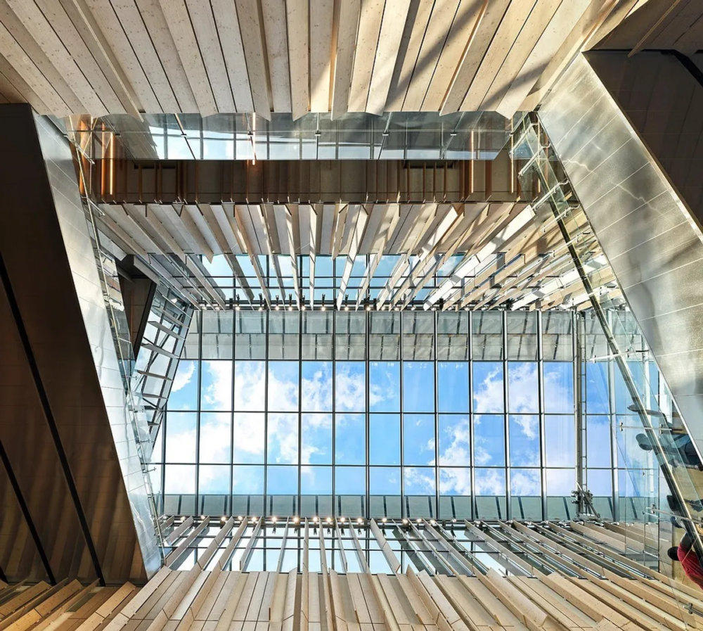 穿過玻璃帷幕牆的光影讓公共空間展現獨特的藝術氣息。