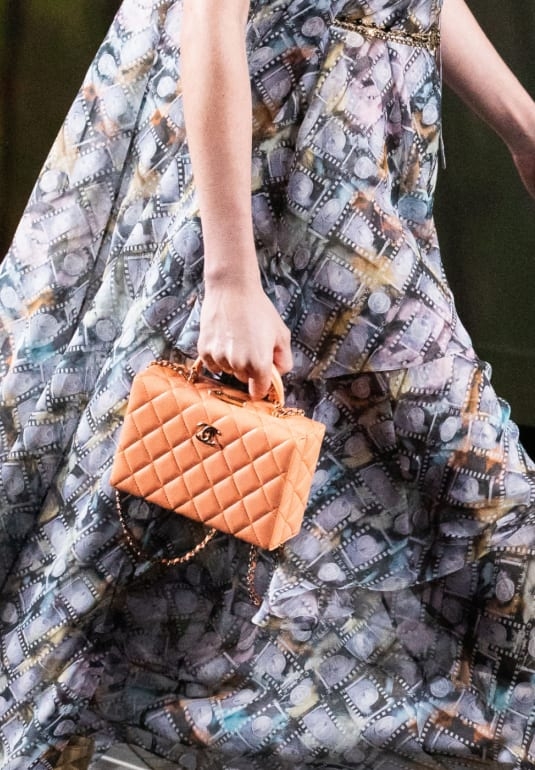 CHANEL 2024/25 秋冬時裝系列Small Box Bag小號盒形晚裝手袋。