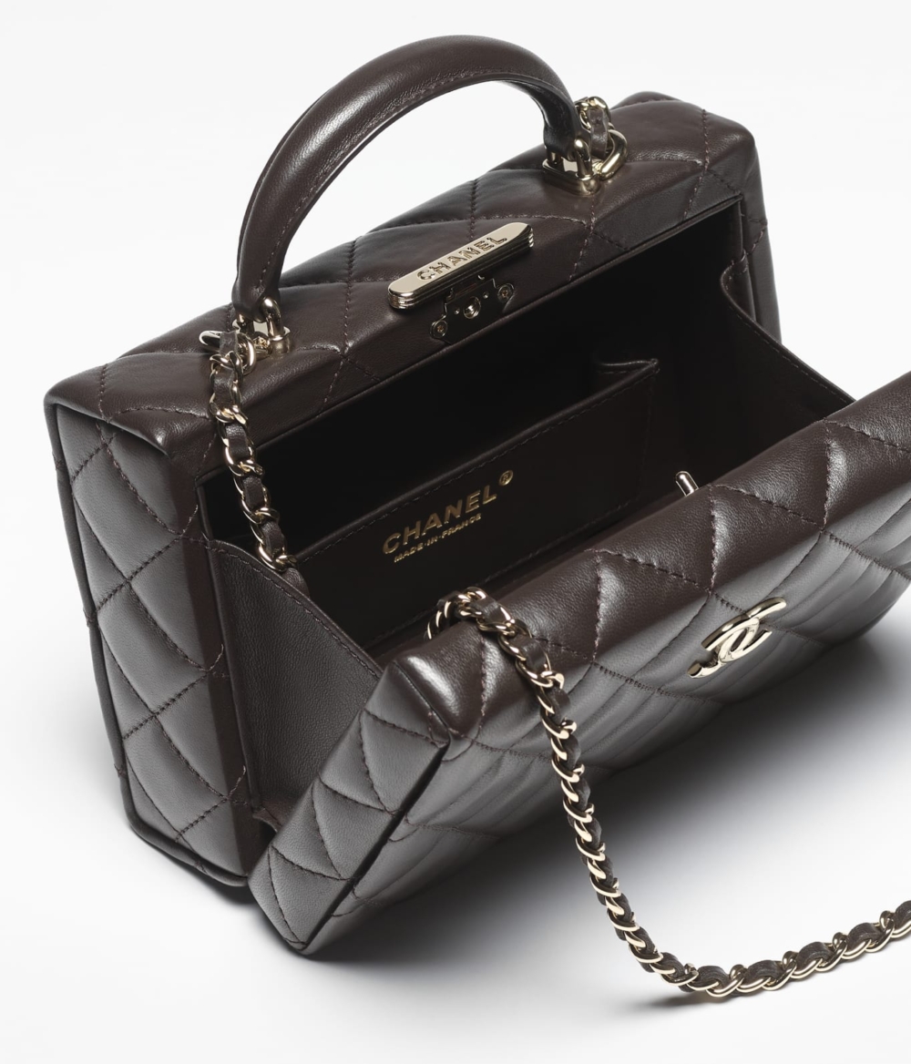 小羊皮及金色金屬的元素打造。