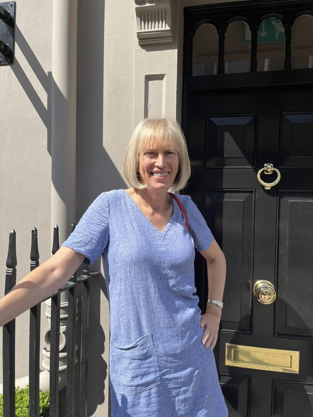 Samantha試著把自己變得更加女性化,不僅穿上性感的衣服,也學會化妝