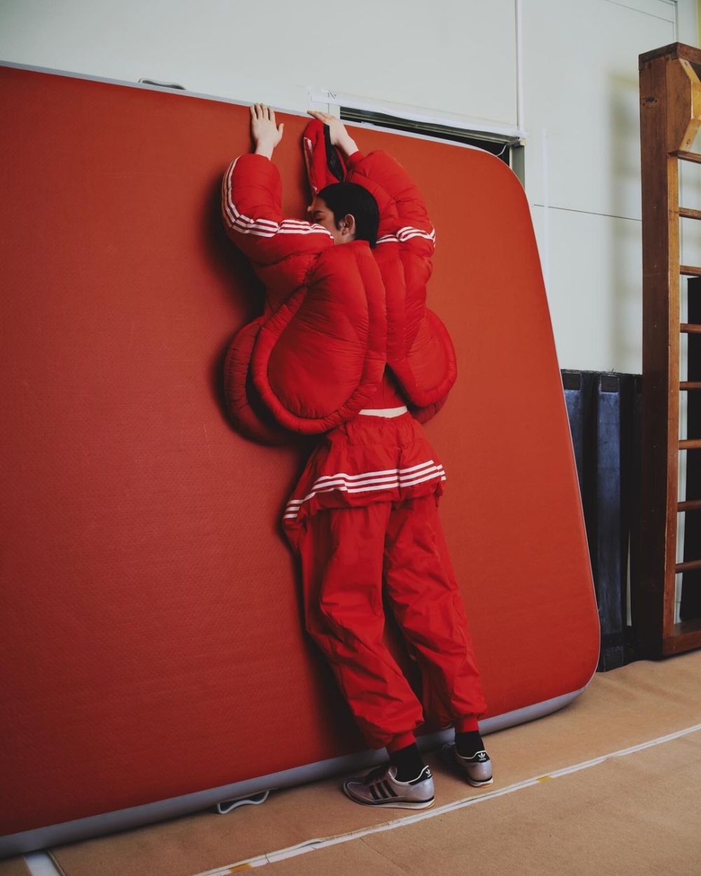 廓形剪裁的蓬鬆羽絨服