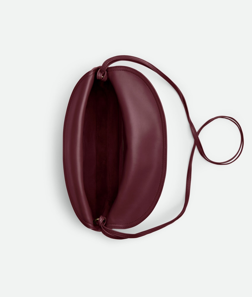 手袋細節包括皮革細繩背帶可以收在包包內。