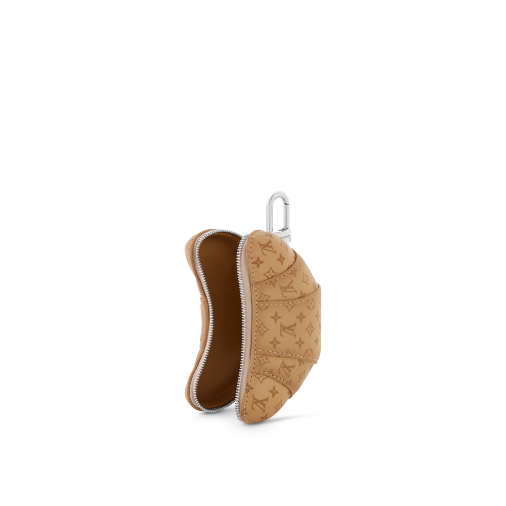 這款可頌吊飾兼具迷你收納包的功能,將拉鍊打開內容量可比你想的還要大