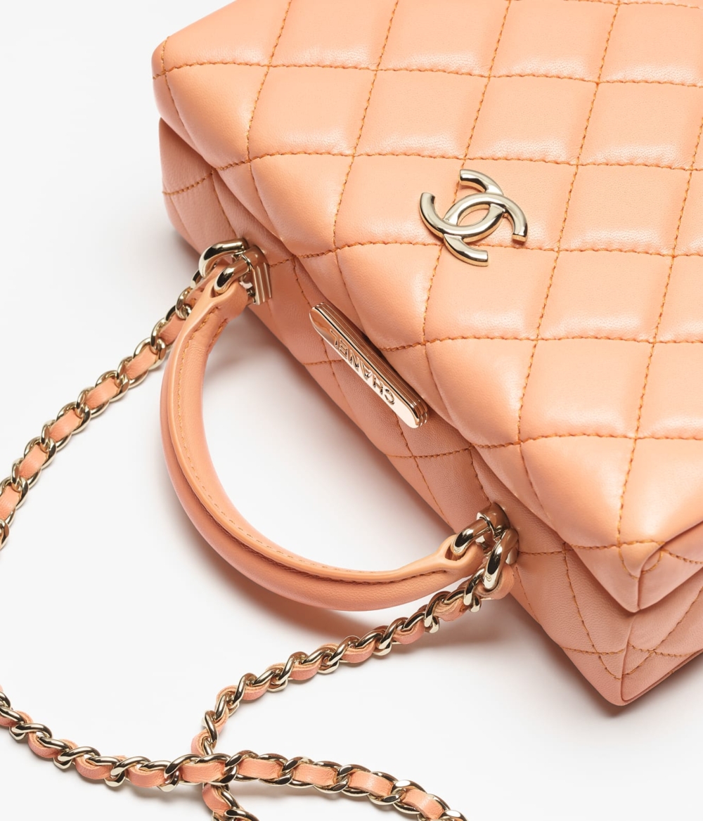 CHANEL為小號盒形晚裝手袋添加了提把。