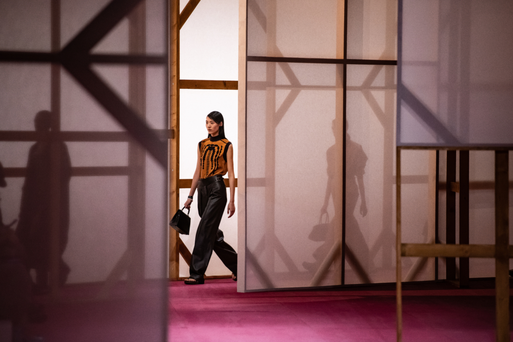 Hermès 2025春夏系列秀場上的空間被木頭框架隔開