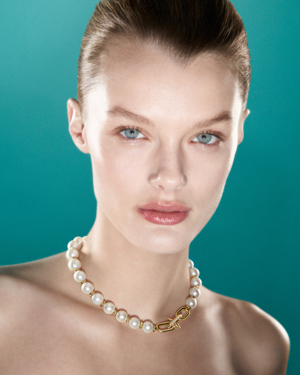 在原先的18K金和鑲鑽設計中,加入一顆顆飽滿珍珠