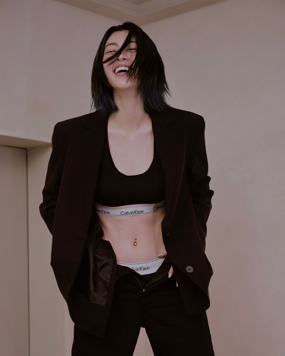 上衣避免選擇大落肩，可以選擇正肩短T、小背心等，又酷又辣