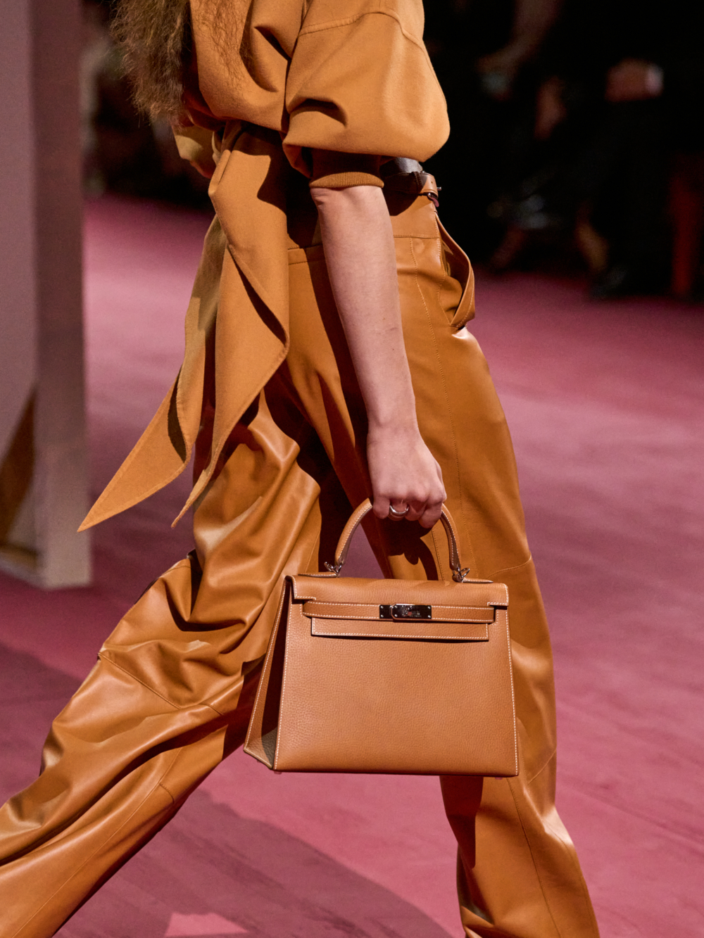 使用了本季主推的棕色、白色縫線，在硬挺方正的Kelly Bag身上，展現了更加活潑俏皮的樣貌
