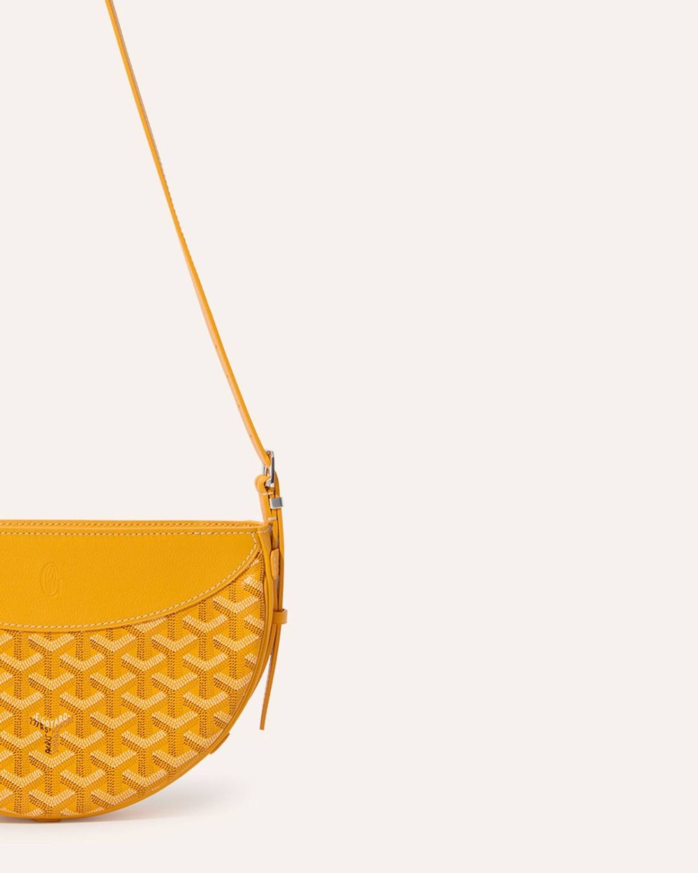 簡約又流暢的外型既符合時下流行的半月包模樣