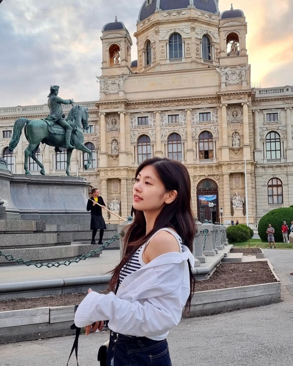 裡面簡單搭一件條紋背心,輕鬆就能創造層次感