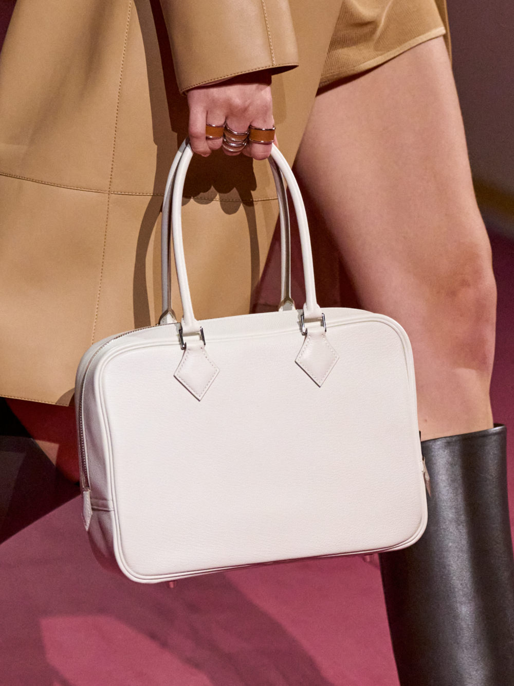 稍長的提把無論手提肩揹都能展現不同風格