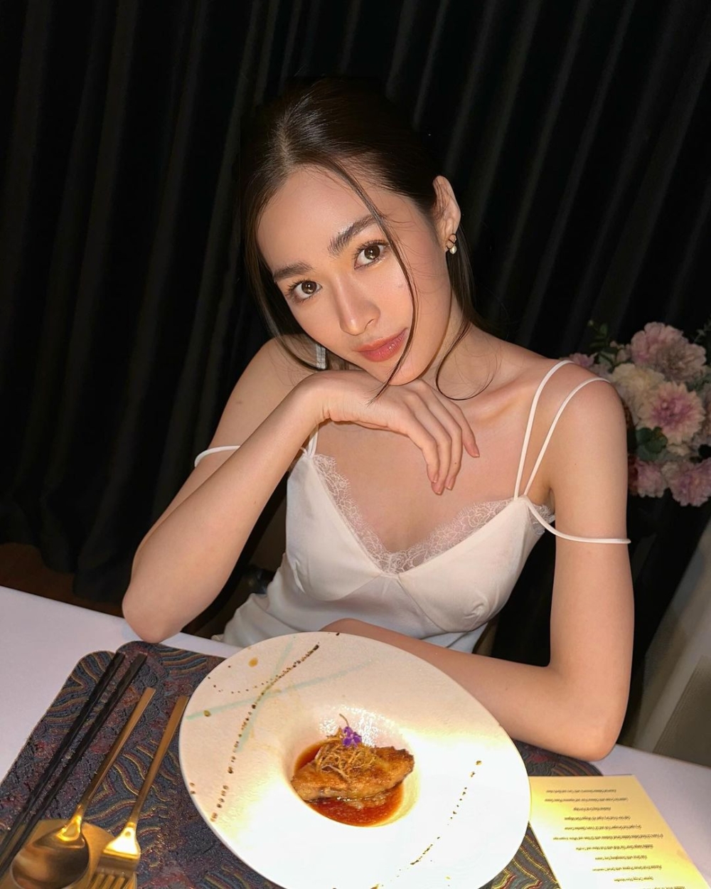 鄺玲玲高挑優越的身材讓她到哪都是眾人目光的焦點