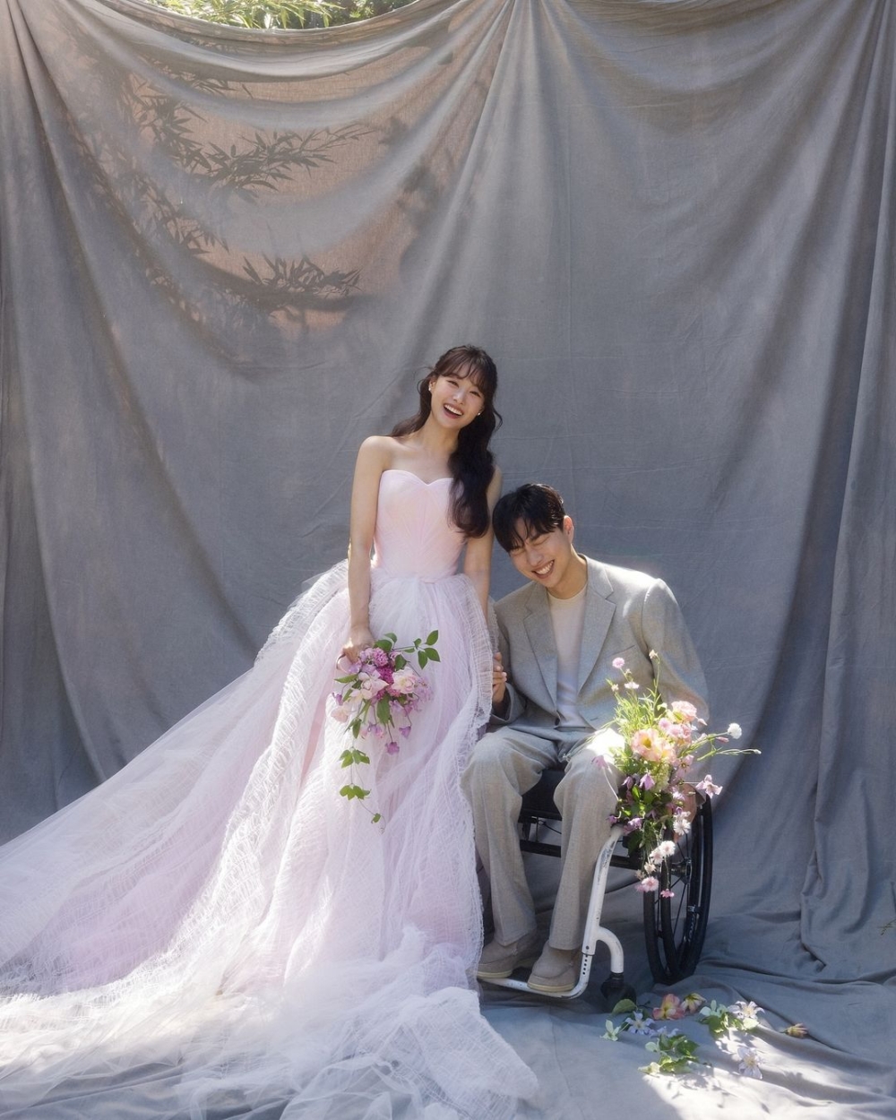 宋枝恩身穿一件淡粉色桃心領的澎裙婚紗
