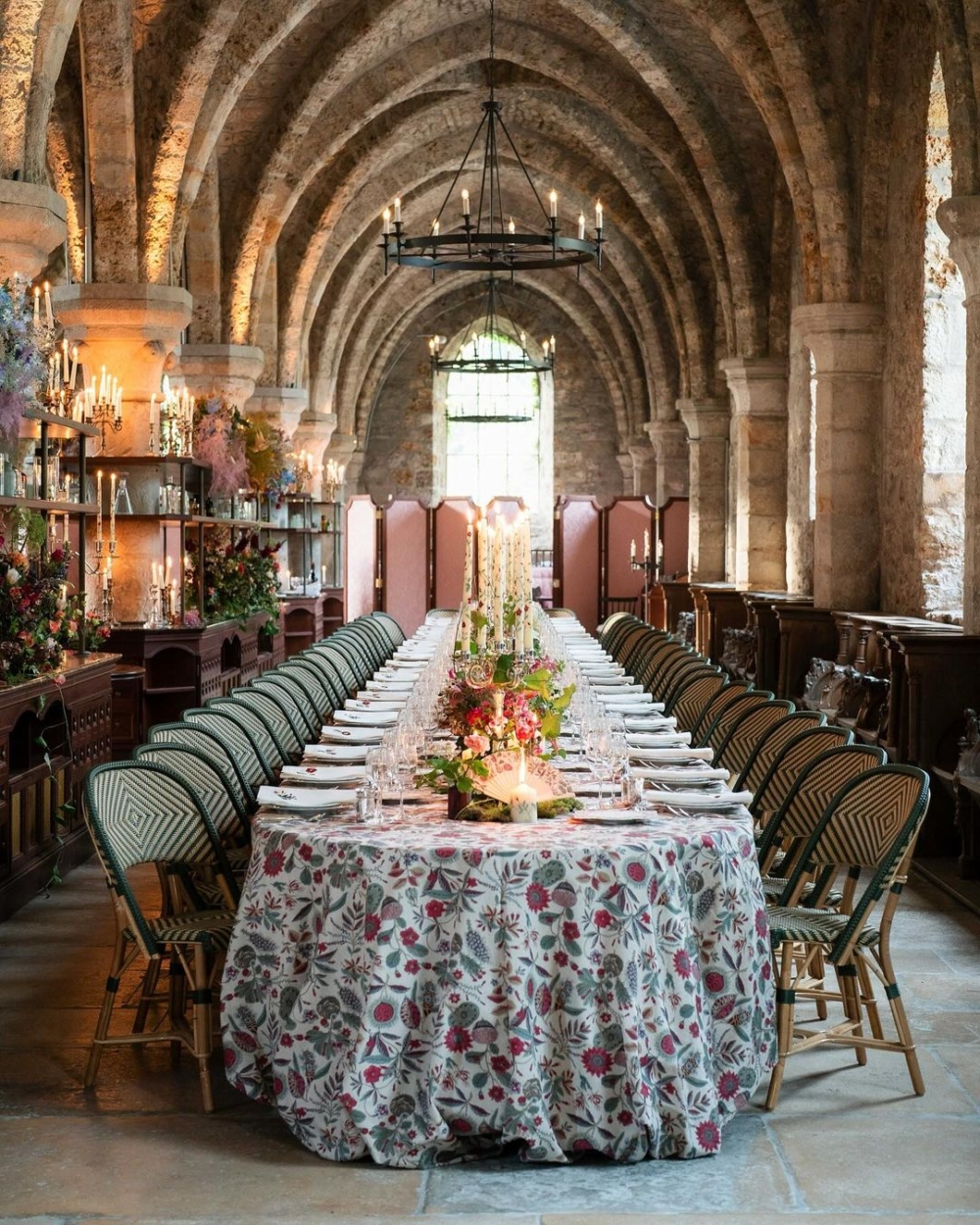 餐廳看起來就像是霍格華茲中的學生餐廳