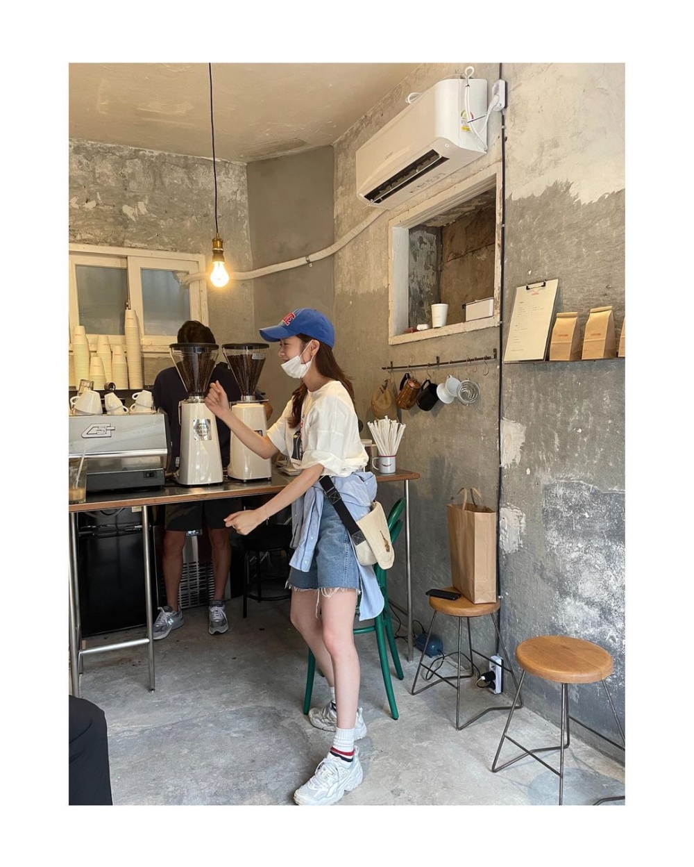 選擇露膚度適中的短褲,搭配簡單白色T-shirt很有青春氣息