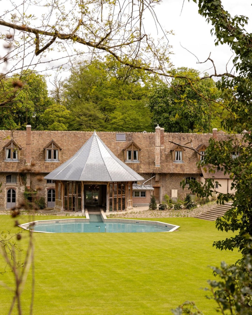 19世紀末時被Rothschild family的男爵夫人買下當作自己的家