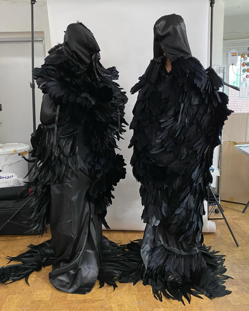 Ty Dolla $ign身穿Juntae Kim為他訂製的全黑羽毛衣