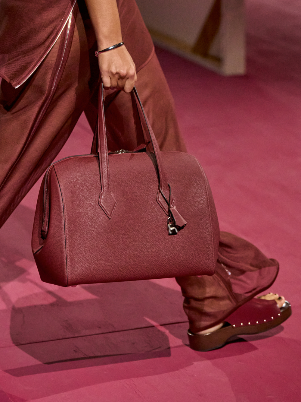 手袋上還掛著屬於Hermès的H字樣金屬掛件