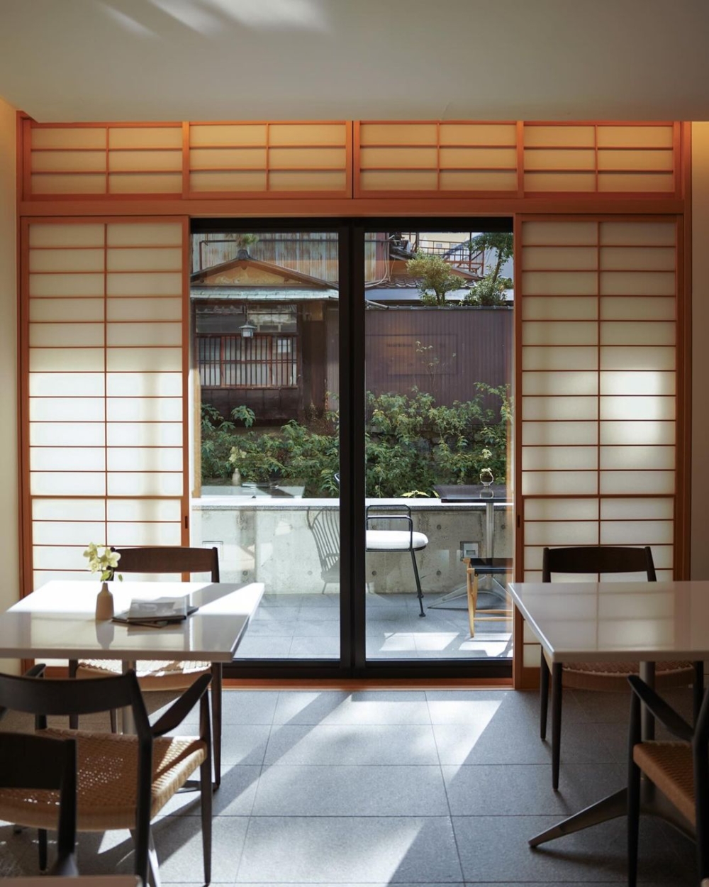 保留了町屋建築的格子窗,紙垃門則隱隱透出外面的光線