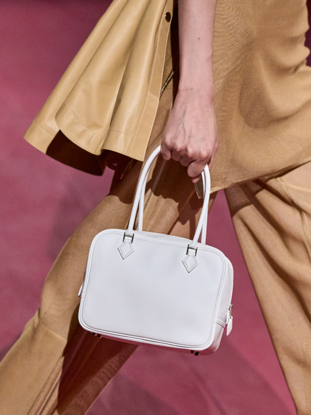 本季手袋的亮點包括一款方形手袋Plume