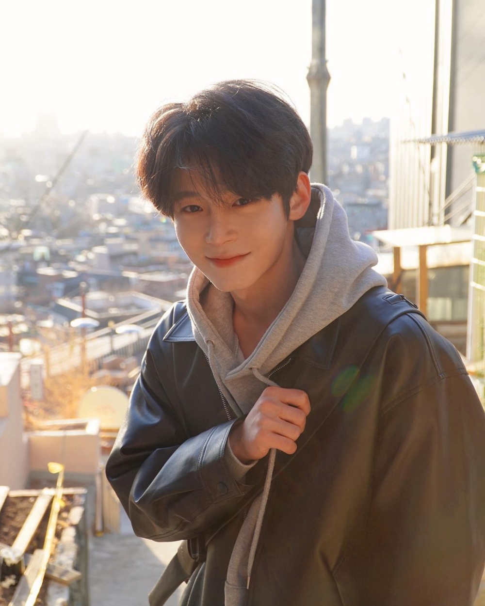 長相帥氣的全昌河從社群下手，成為一名創作者