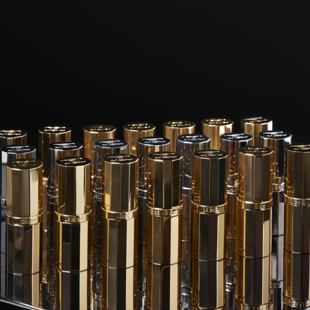 CELINE LE ROUGE 唇膏為金色金屬材質外殼包裝；銀色的金屬材質外殼則為潤唇膏