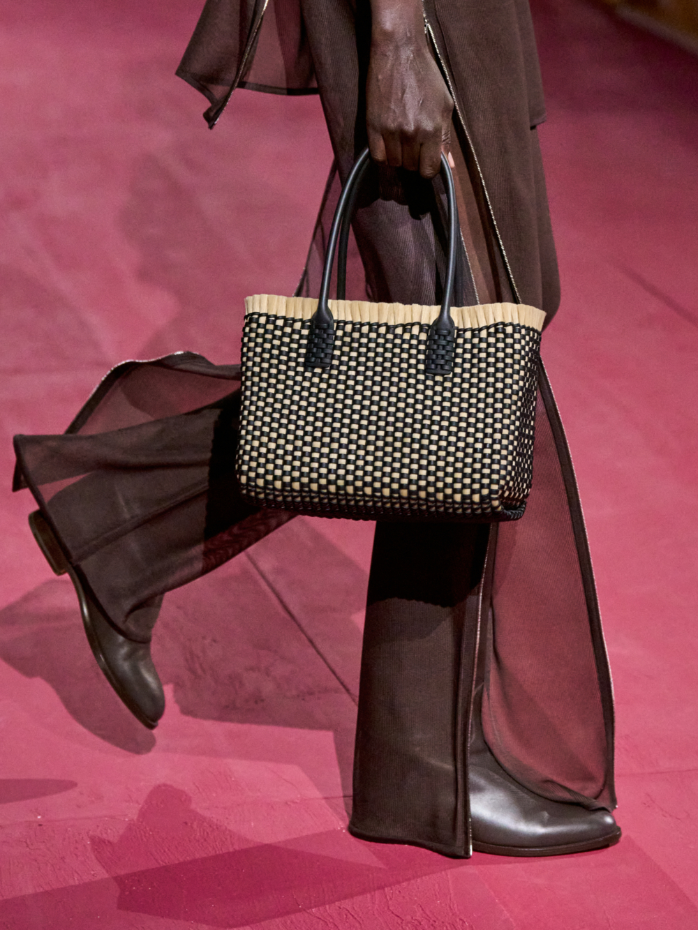 手袋以黑色及米色編織，打造棋盤格的特殊造型