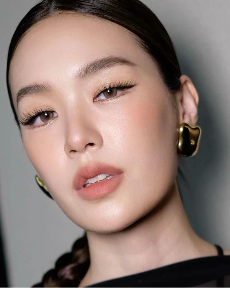 沙漠鈦金屬色系的眼妝其實好自然，完全不難駕馭。