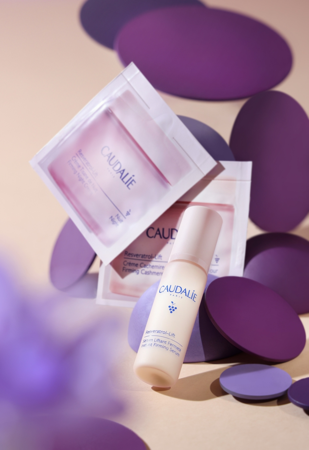 Caudalie白藜蘆醇提昇緊緻套裝包括:白藜蘆醇提昇緊緻精華 (10ml)、白藜蘆醇提昇緊緻絲漾面霜(1.5ml)、白藜蘆醇提昇緊緻晚霜 (1.5ml),以及禮遇卡乙張,憑卡可享獨家 Caudalie美肌療程及購物優惠。