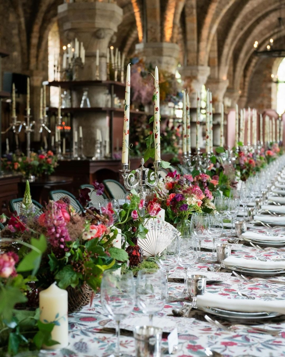 上面擺滿蠟燭，提供顧客享用早午餐的環境