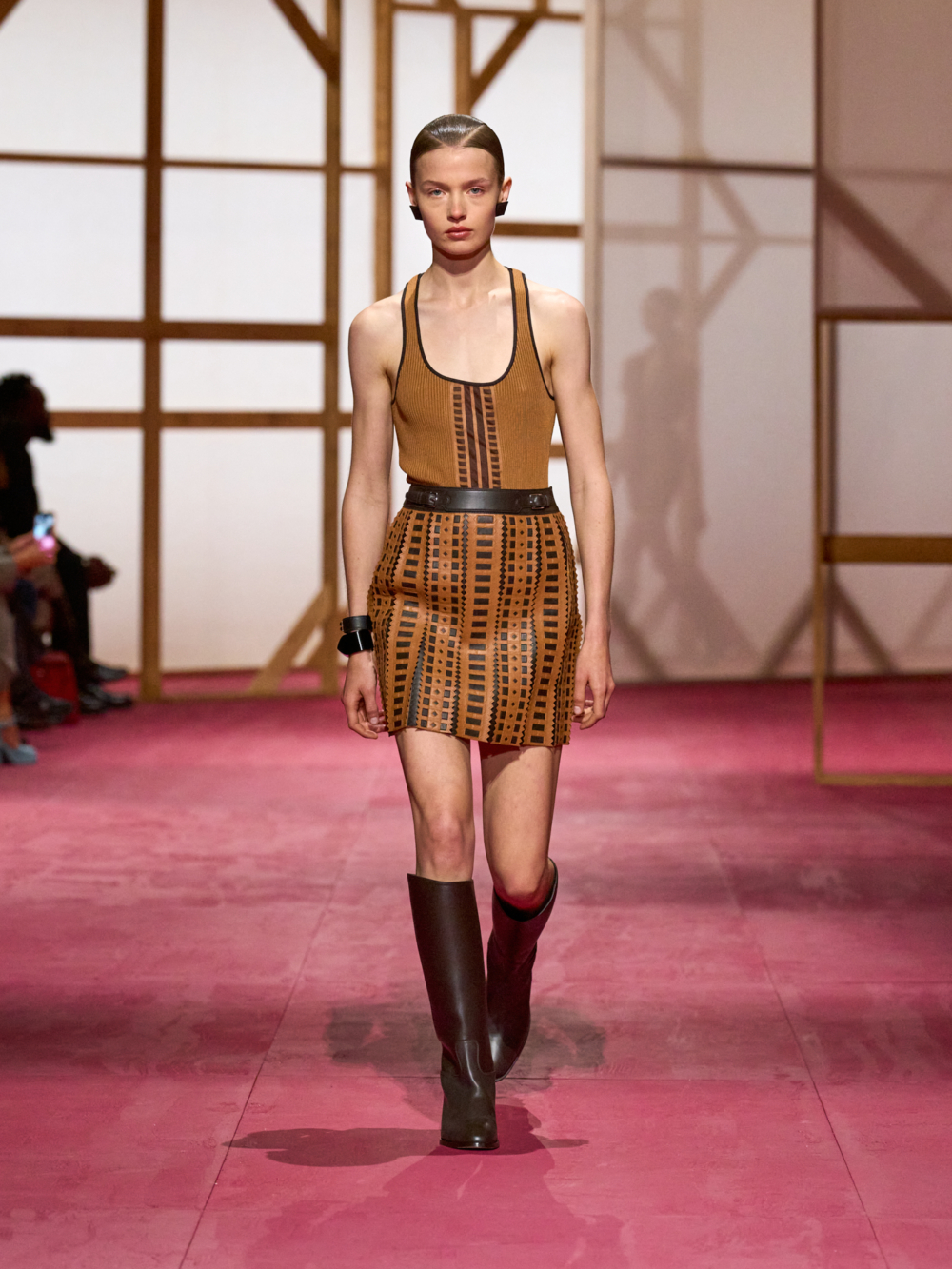 Hermès將後台的創作空間帶到舞台中央