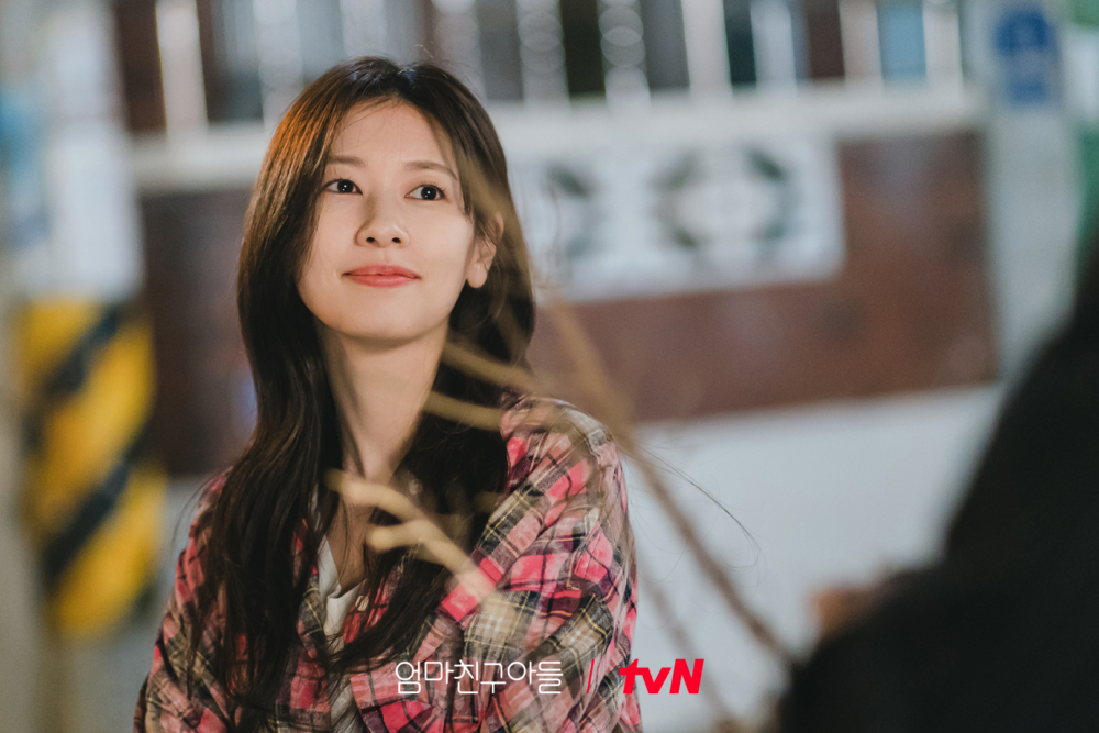 庭沼玟在劇中最常出現的就是職業套裝,接著就是回村後的休閒風了